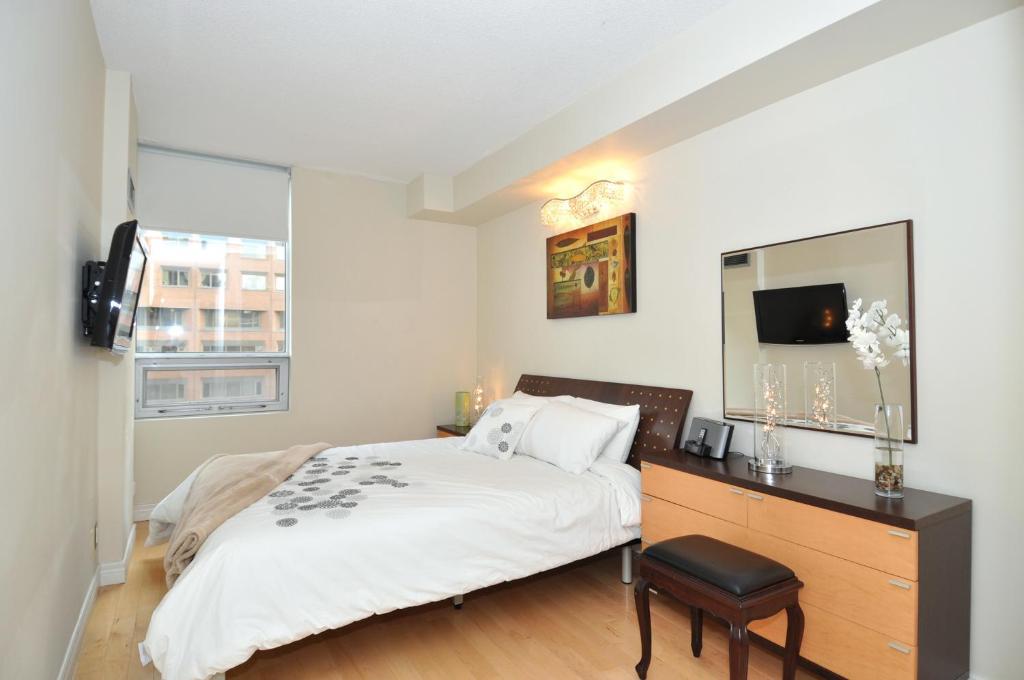 Yonge Suites Furnished Apartments Toronto Room photo